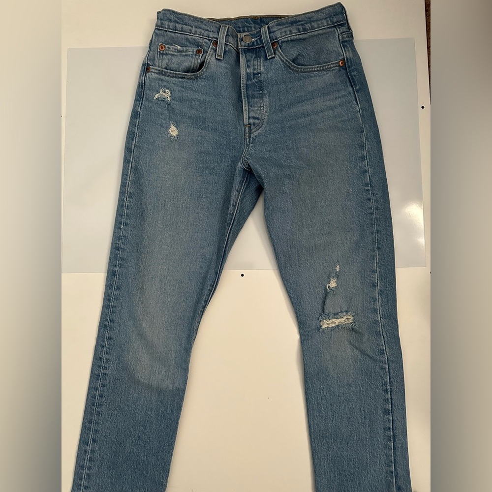Light wash Levis 501